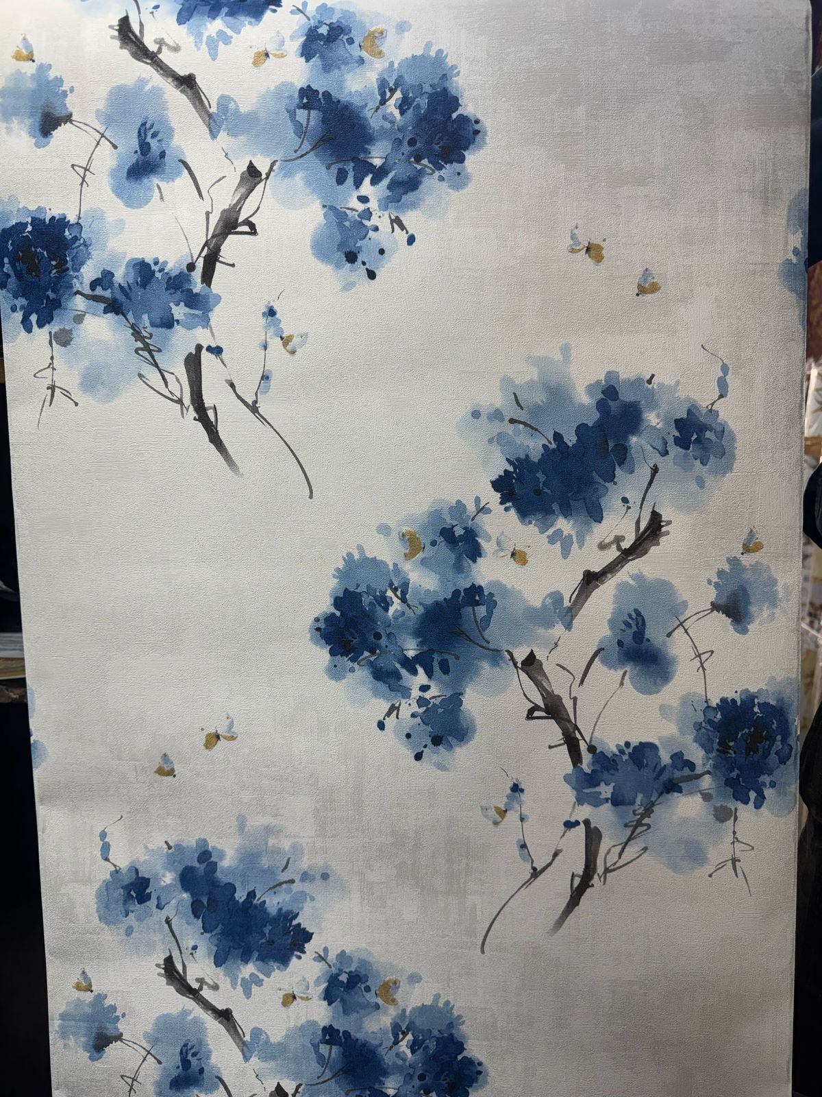 WHUTE WITH BLUE FLOWER